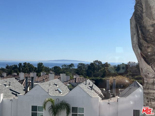 28711 Pacific Coast Highway, Malibu CA: https://media.crmls.org/mediaz/2da7c10c-2f44-48c6-9bfb-0b2520134757.jpg