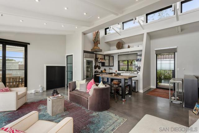 111 Little Orphan Aly, Del Mar CA: https://media.crmls.org/mediaz/2da7e84a-d1c8-4338-b722-931a656de273.jpg