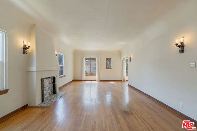 458 N Genesee Avenue, Los Angeles CA: https://media.crmls.org/mediaz/2da83617-3fff-4e92-a441-2435d8d204b2.jpg