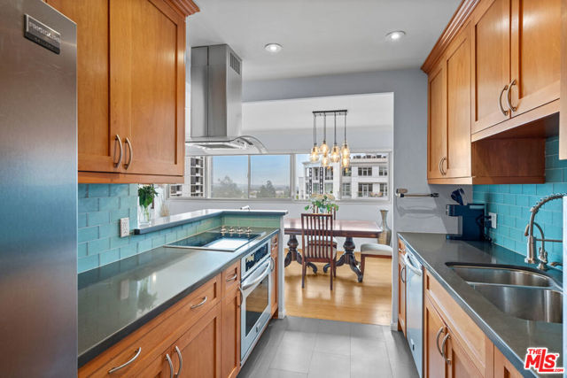 10701 Wilshire Boulevard, Los Angeles CA: https://media.crmls.org/mediaz/2da88e9a-eda9-4781-a173-4954960a54af.jpg