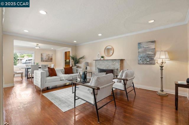 2401 Casa Way, Walnut Creek CA: https://media.crmls.org/mediaz/2da8c8bb-13b0-4398-87e6-35cfd06593a3.jpg