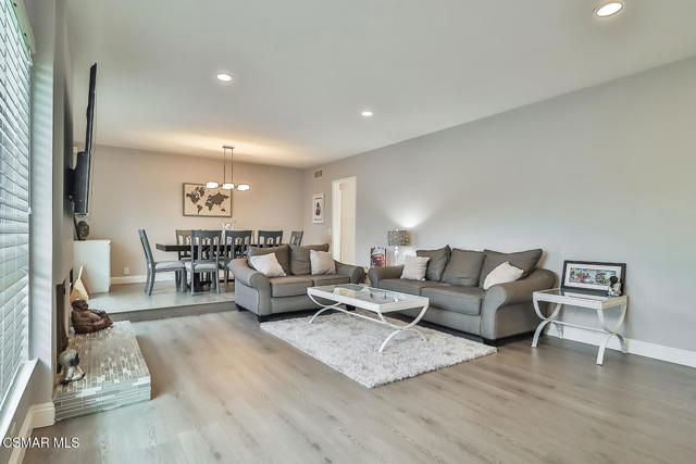 168 E Gainsborough Road, Thousand Oaks CA: https://media.crmls.org/mediaz/2da93be5-04e1-4f0e-9d77-93efae2b6f3f.jpg