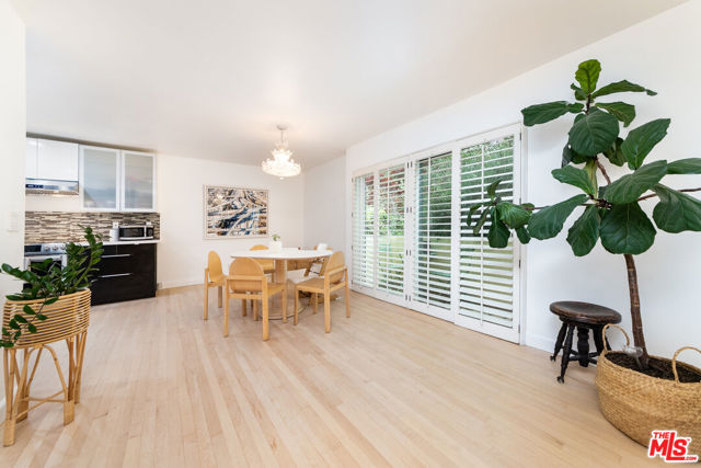 933 17th Street, Santa Monica CA: https://media.crmls.org/mediaz/2da9ed4f-21d1-4284-b90b-e0fb00216d3c.jpg