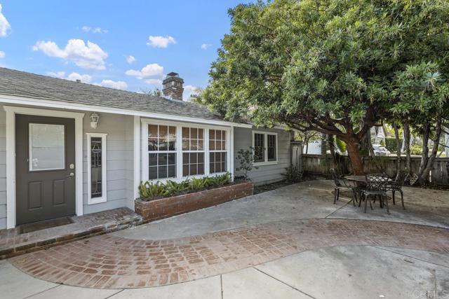 393 Date Avenue, Carlsbad CA: https://media.crmls.org/mediaz/2daa27bf-d4bf-48ca-b0d5-01cb9bd3728d.jpg