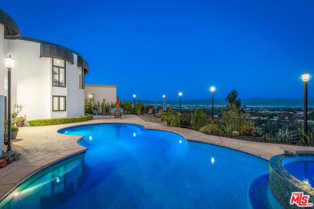 16894 Encino Hills Drive, Encino CA: https://media.crmls.org/mediaz/2daa666b-3712-424c-9d00-65154b492911.jpg