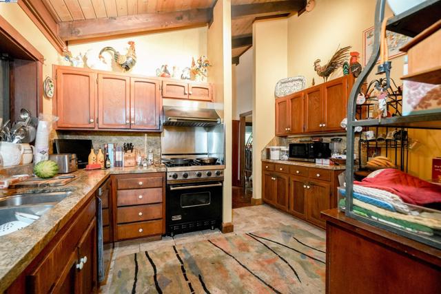 21 Red Rock Way, San Rafael CA: https://media.crmls.org/mediaz/2dab066e-ea8a-4bda-96a9-df9b72487f0a.jpg