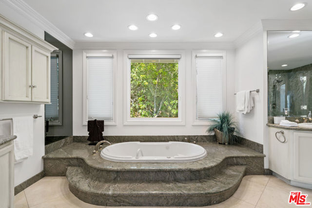 16221 Elisa Place, Encino CA: https://media.crmls.org/mediaz/2dab5d92-4226-45e7-800d-f1f8af17995d.jpg