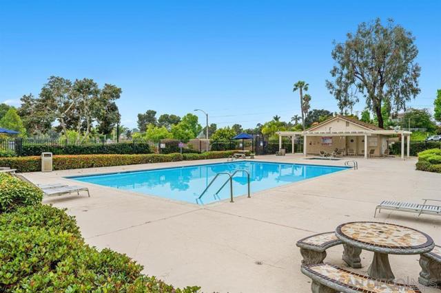 1736 Hill Top Lane, Encinitas CA: https://media.crmls.org/mediaz/2dac2612-e48a-4f61-93ef-64a2d36a04aa.jpg