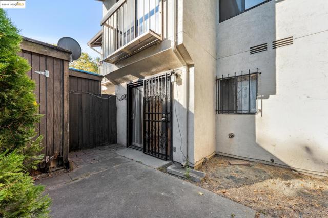 9663 Elmview, Oakland CA: https://media.crmls.org/mediaz/2dad7a97-42fe-4172-b2a9-56f5ed7e62f9.jpg