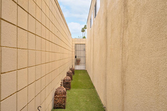 Image 25 of 50 For 527 Desert Lakes Drive