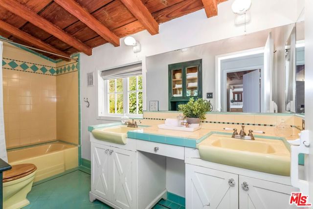 3940 Davana Road, Sherman Oaks CA: https://media.crmls.org/mediaz/2daf424b-c193-4600-b269-1a4d09fdca93.jpg