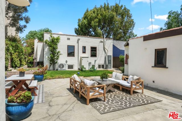 2218 Pearl Street, Santa Monica CA: https://media.crmls.org/mediaz/2daf467b-ee21-4cb9-8f7a-3c4613070c96.jpg