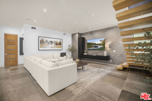 5304 Louise Avenue, Encino CA: https://media.crmls.org/mediaz/2dafdaa8-fd08-41ae-ba92-22403b5dcbee.jpg