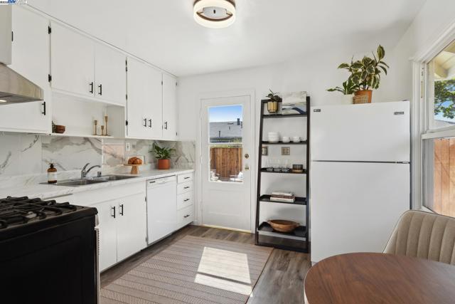 108 Cypress St, Alameda CA: https://media.crmls.org/mediaz/2db014b1-04ed-41c1-b594-eb29f9730ffd.jpg