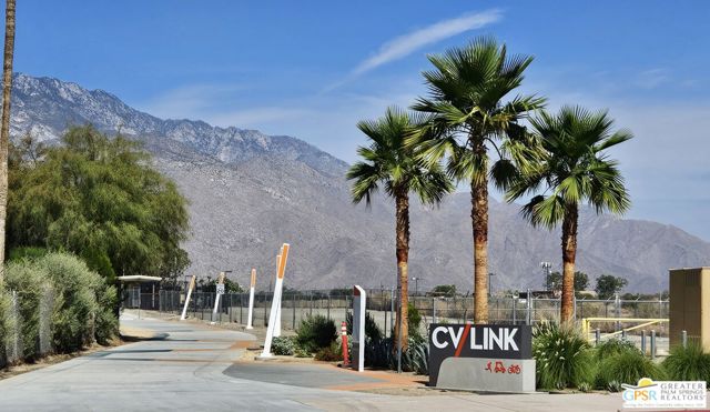 5920 Paradise Plaza, Palm Springs CA: https://media.crmls.org/mediaz/2db03dc6-88e3-4e68-899d-020d4bdd5d0a.jpg