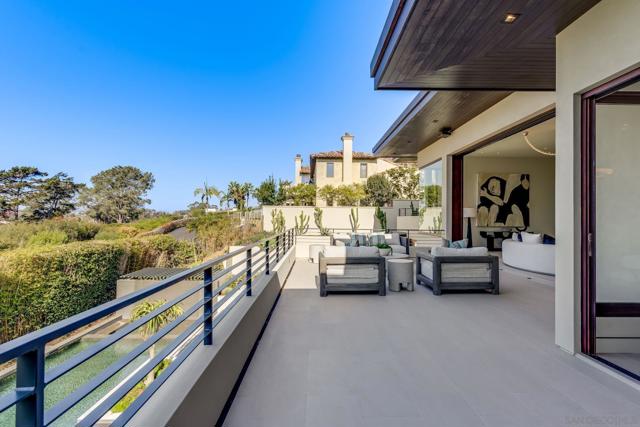 8070 La Jolla Scenic Dr N, La Jolla CA: https://media.crmls.org/mediaz/2db21a53-0ee3-4d24-95ab-aa561882a61e.jpg