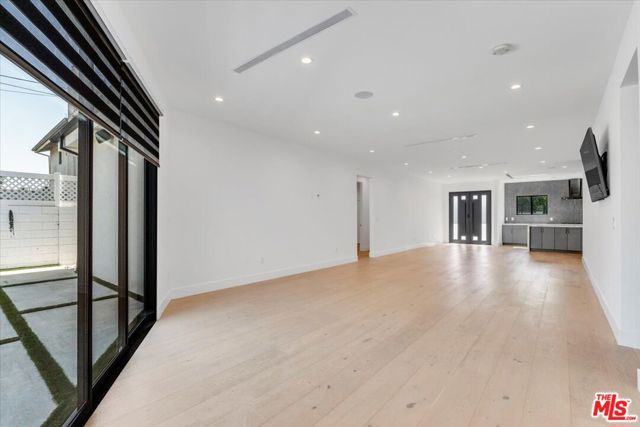5456 Hazeltine Avenue, Sherman Oaks CA: https://media.crmls.org/mediaz/2db2aa4d-a522-4d3c-aa6c-c0f6f7d6de05.jpg