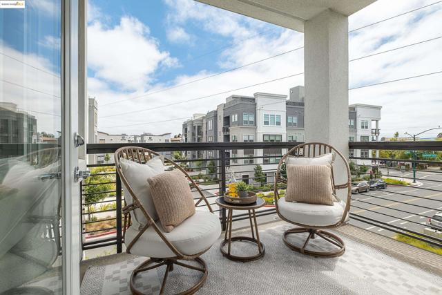 2818 Fifth Street, Alameda CA: https://media.crmls.org/mediaz/2db2b0b3-350a-41f8-9d6e-264cf569c87c.jpg
