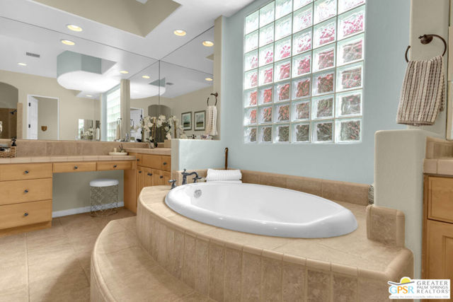 41728 Via Treviso, Palm Desert CA: https://media.crmls.org/mediaz/2db2ddd9-e85f-4760-b5b6-58331a718a5a.jpg