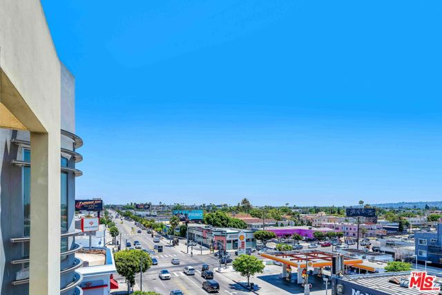 1260 S Corning Street, Los Angeles CA: https://media.crmls.org/mediaz/2db2f08d-2b39-42ee-bbfc-ac23e7aaf129.jpg