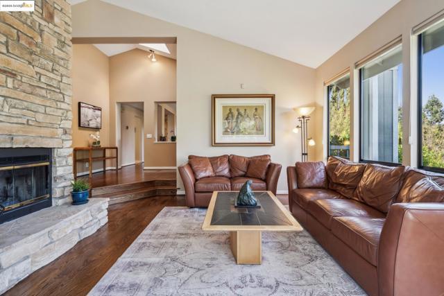 1037 Silverhill Dr, Lafayette CA: https://media.crmls.org/mediaz/2db32c51-4ef6-45fa-8e90-ccb3cbd41651.jpg
