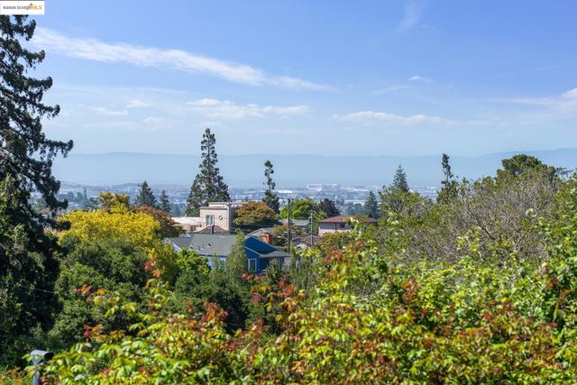 4221 Whittle Ave, Oakland CA: https://media.crmls.org/mediaz/2db3c4dc-cd80-42aa-b928-e432f3d3b261.jpg