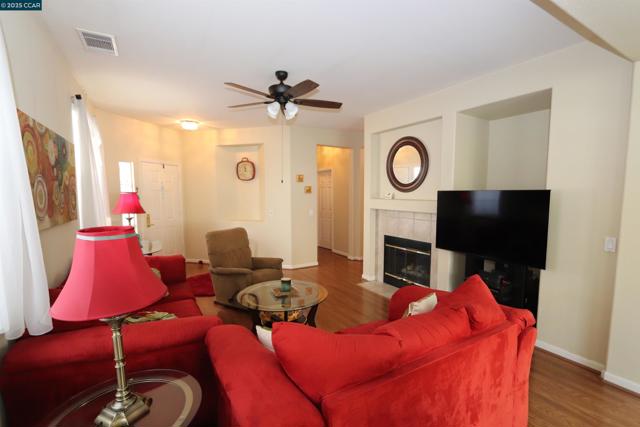 290 Black Amber Way, Brentwood CA: https://media.crmls.org/mediaz/2db43b3b-8dfc-4197-a31c-b648f432f03b.jpg