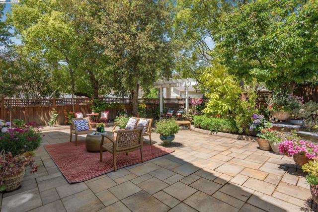 5373 Shamrock Cmn, Fremont CA: https://media.crmls.org/mediaz/2db473e4-0881-42eb-b895-789ffa69ca88.jpg