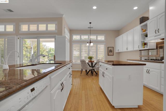 540 Central Park Pl, Brentwood CA: https://media.crmls.org/mediaz/2db679b0-f8d6-48db-81ef-706a433532dd.jpg
