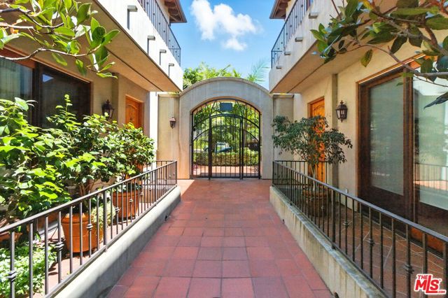 838 16th Street, Santa Monica CA: https://media.crmls.org/mediaz/2db751c7-0cc0-4d95-94b3-785003ba3c60.jpg