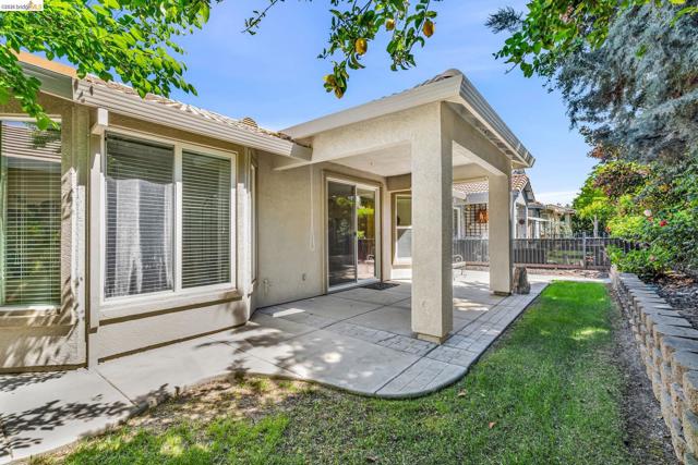 1124 Jonagold Way, Brentwood (CC) CA: https://media.crmls.org/mediaz/2db79ada-db7d-4791-ab41-0a0ae01ebd63.jpg