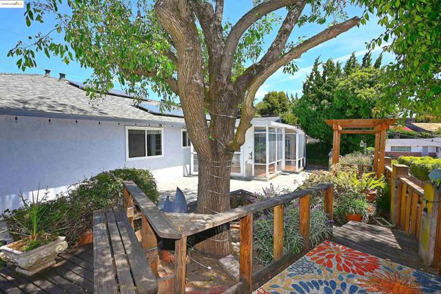 44 Oak Hill Cir, Oakland CA: https://media.crmls.org/mediaz/2db82683-7a5a-42df-b38a-5df82eec82d5.jpg