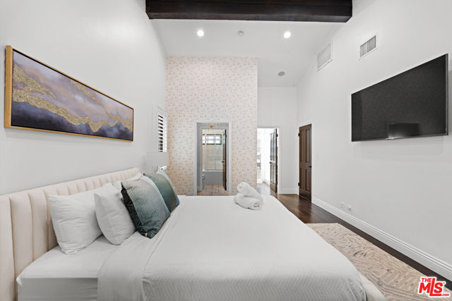 1110 N Beverly Glen Boulevard, Los Angeles CA: https://media.crmls.org/mediaz/2db8318c-aee6-4984-a4d1-ea0441b9a264.jpg