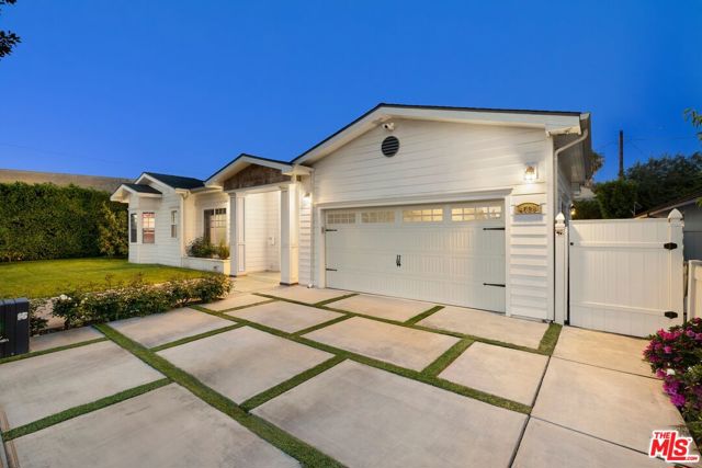 4728 Vesper Avenue, Sherman Oaks CA: https://media.crmls.org/mediaz/2db85cda-e79a-4ffa-8d32-86563540702d.jpg
