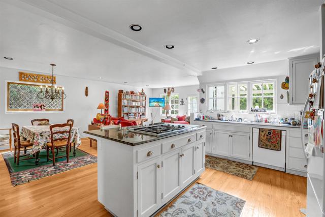 Detail Gallery Image 7 of 21 For 627 Arenas St., La Jolla,  CA 92037 - 3 Beds | 3 Baths