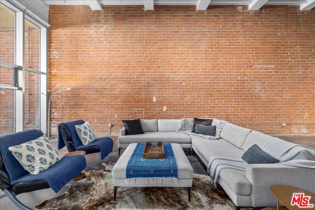 120 S Hewitt Street, Los Angeles CA: https://media.crmls.org/mediaz/2db930e8-4bb9-46e5-ba98-67bf071e6f71.jpg