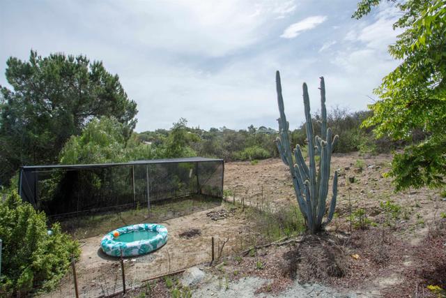 28628 Mountain Meadow Rd, Escondido CA: https://media.crmls.org/mediaz/2db9839e-28fc-48ea-ae00-1dfa1e3f844b.jpg