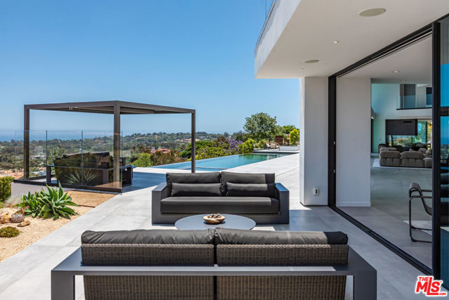 6156 Zumirez Drive, Malibu CA: https://media.crmls.org/mediaz/2db99fe1-9b83-4b4a-bda3-40061ec54c36.jpg