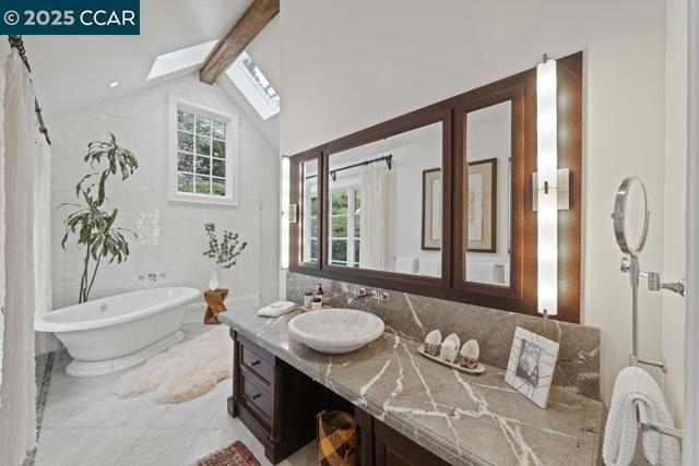 15 Cascade Ln, Orinda CA: https://media.crmls.org/mediaz/2dba0bf3-ca1f-4efb-8384-f462c2f2aa01.jpg