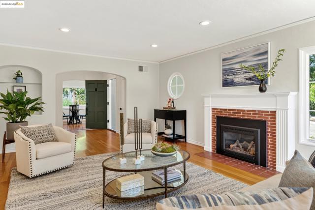 2773 Argyle Street, Oakland CA: https://media.crmls.org/mediaz/2dba6a33-ad31-4170-8511-03b67011db47.jpg