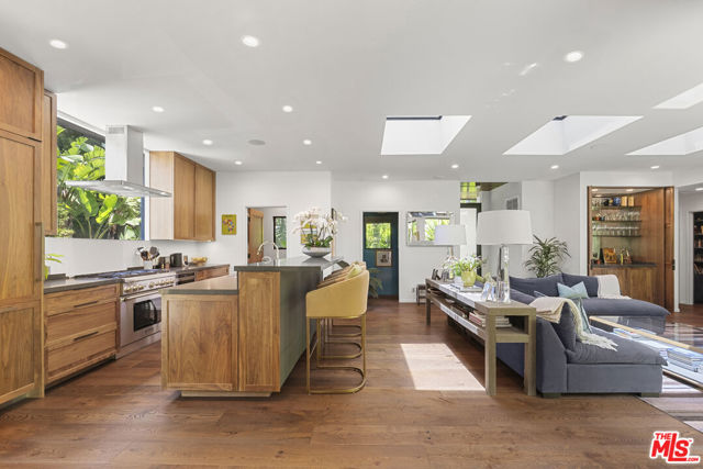 8547 Appian Way, Los Angeles CA: https://media.crmls.org/mediaz/2dbbe325-385d-4457-932e-9d167dd2c6e5.jpg