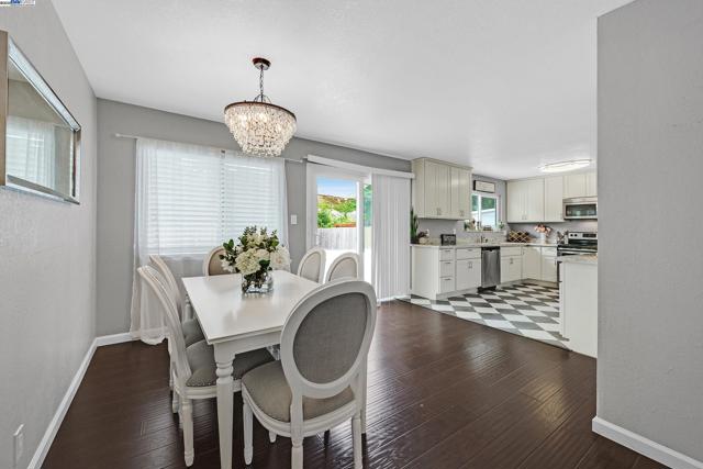 7845 Ironwood Dr, Dublin CA: https://media.crmls.org/mediaz/2dbbf14f-7f75-4342-8172-0edce935c291.jpg
