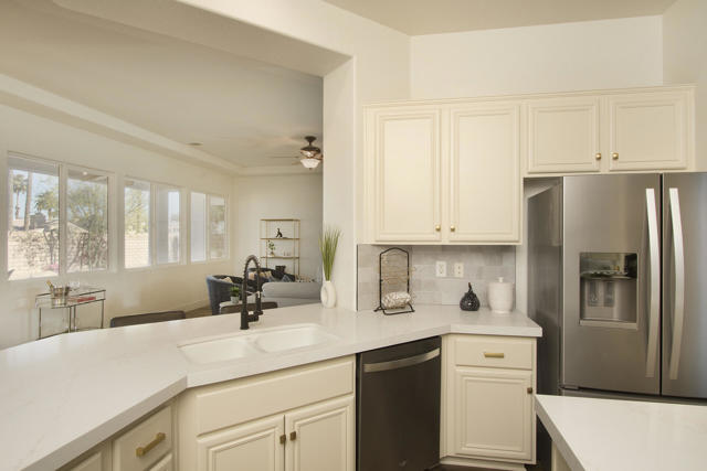 44520 Via Terra Nova, La Quinta CA: https://media.crmls.org/mediaz/2dbd1c8f-c8c1-4fa4-b476-720c85460da4.jpg