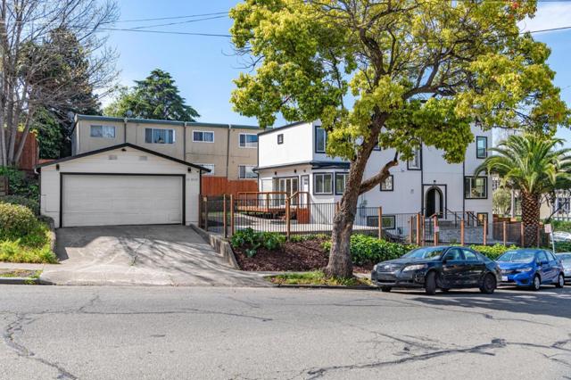 252 Euclid Avenue, Oakland CA: https://media.crmls.org/mediaz/2dbe0b6f-9730-4790-8cc9-844ad0a954e8.jpg