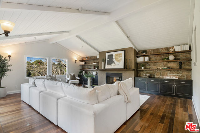 3908 Fairway Avenue, Studio City CA: https://media.crmls.org/mediaz/2dbea2fb-a821-481e-8628-5676d0bf60e3.jpg