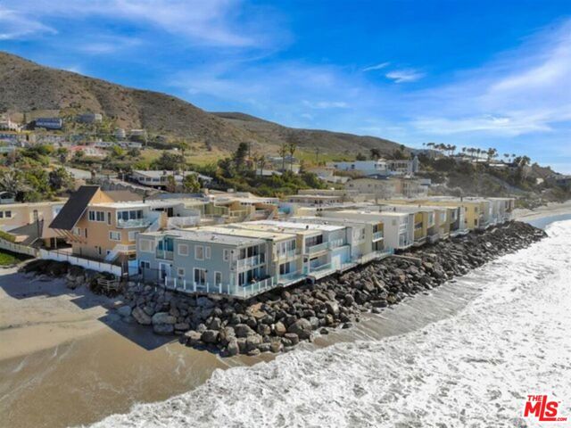 11770 Pacific Coast Highway, Malibu CA: https://media.crmls.org/mediaz/2dbf1582-41ff-4b51-8499-0508f73ce57f.jpg
