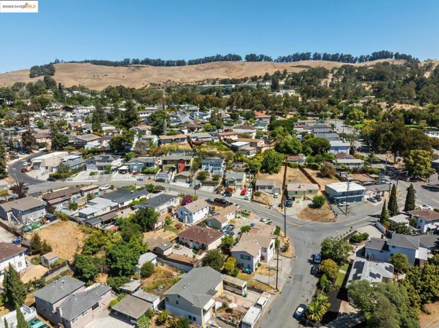 1995 149th Ave, San Leandro CA: https://media.crmls.org/mediaz/2dbf79ee-ba02-4c19-8cc9-ea3aa6752081.jpg