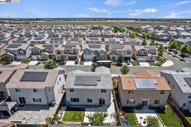 5352 Guenoc Valley Ln, Antioch CA: https://media.crmls.org/mediaz/2dbf833a-122b-480b-b9d8-5a8745b8e521.jpg
