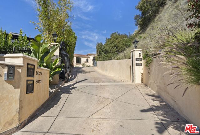 8027 Floral Avenue, Los Angeles CA: https://media.crmls.org/mediaz/2dc04ab5-800c-49e8-9593-d1c6bd89f41a.jpg
