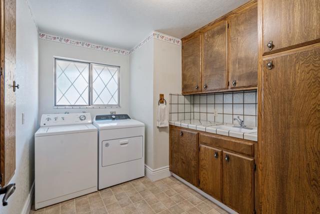 35 Rays Circle, Hollister CA: https://media.crmls.org/mediaz/2dc1483c-fab7-4fc7-ad2b-59770786ab05.jpg